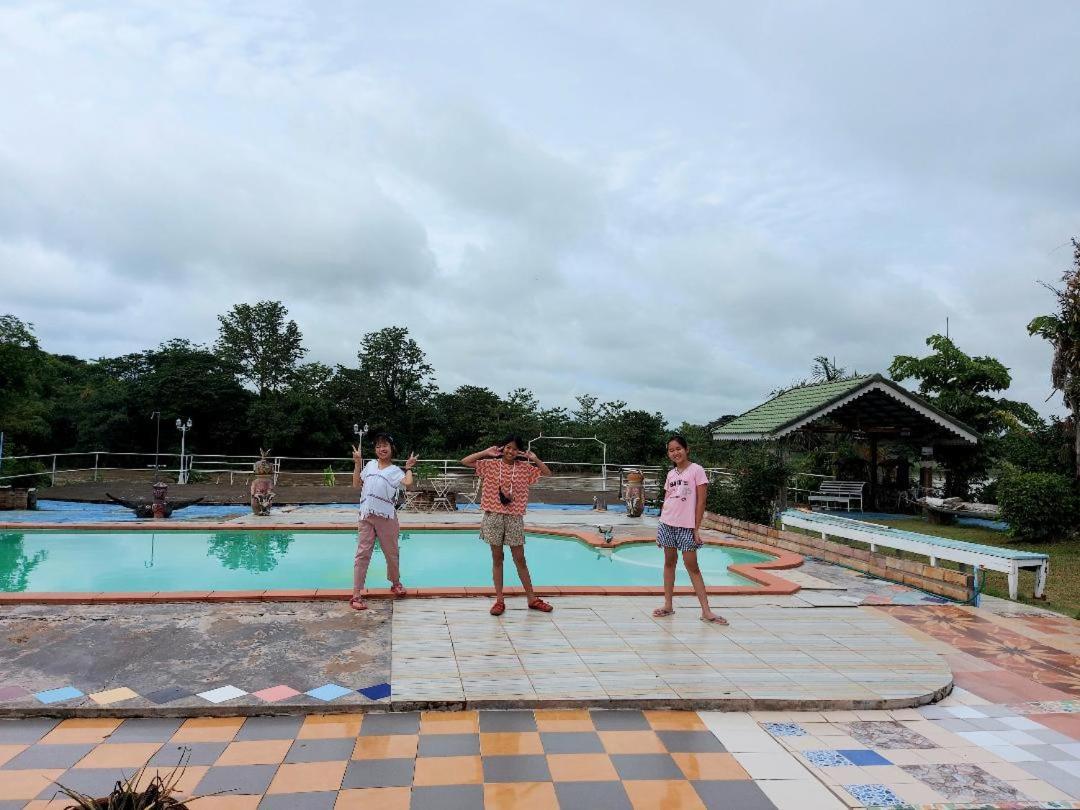 Scenic Riverside Resort Kamphaeng Phet Exteriör bild